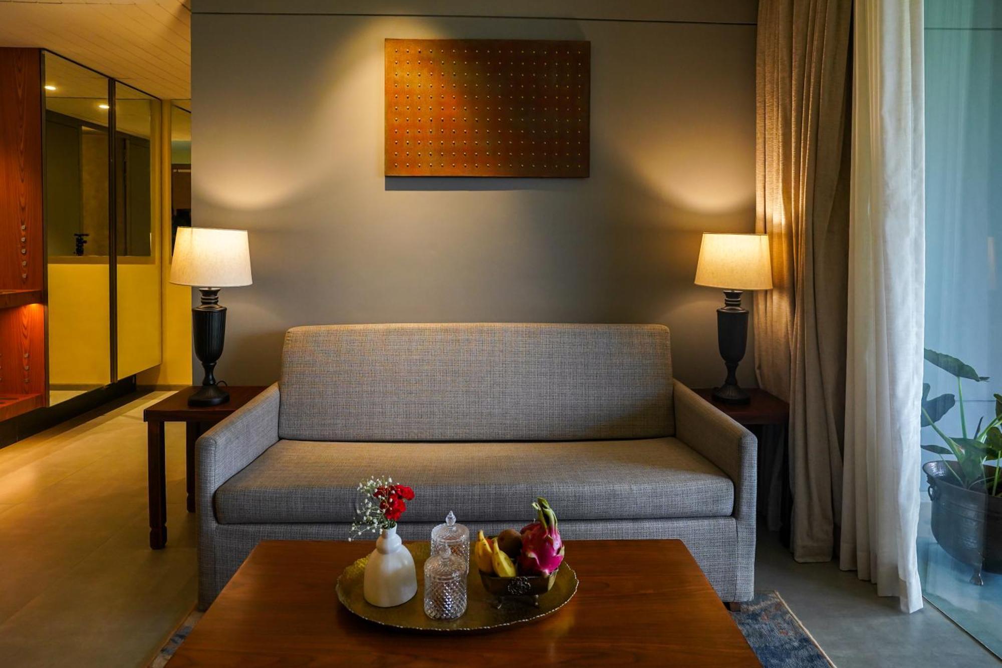 Radisson Resort And Spa Lonavala Extérieur photo A sofa in a hotel room