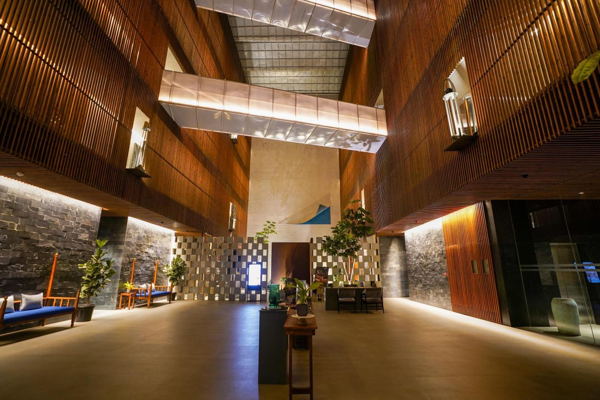 Radisson Resort And Spa Lonavala Extérieur photo The lobby of the hotel