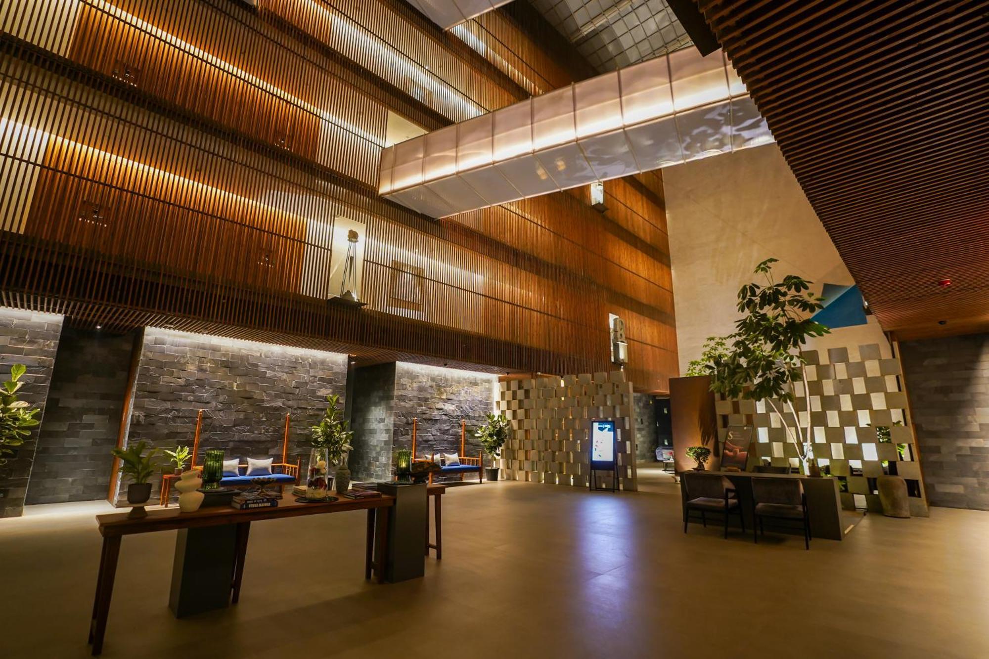 Radisson Resort And Spa Lonavala Extérieur photo The lobby of the hotel