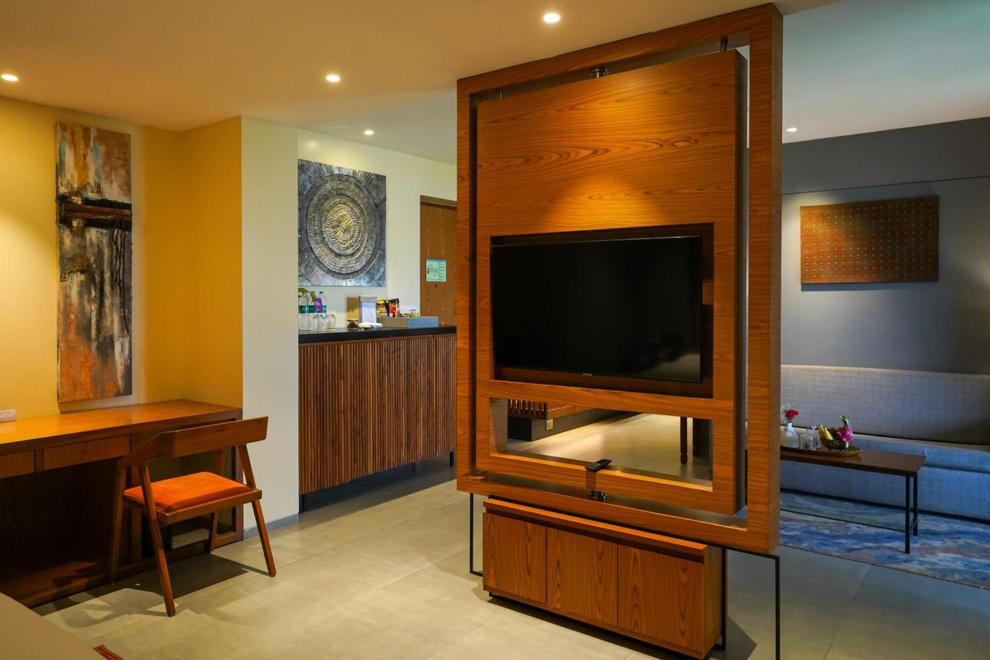 Radisson Resort And Spa Lonavala Extérieur photo A television set in a hotel room