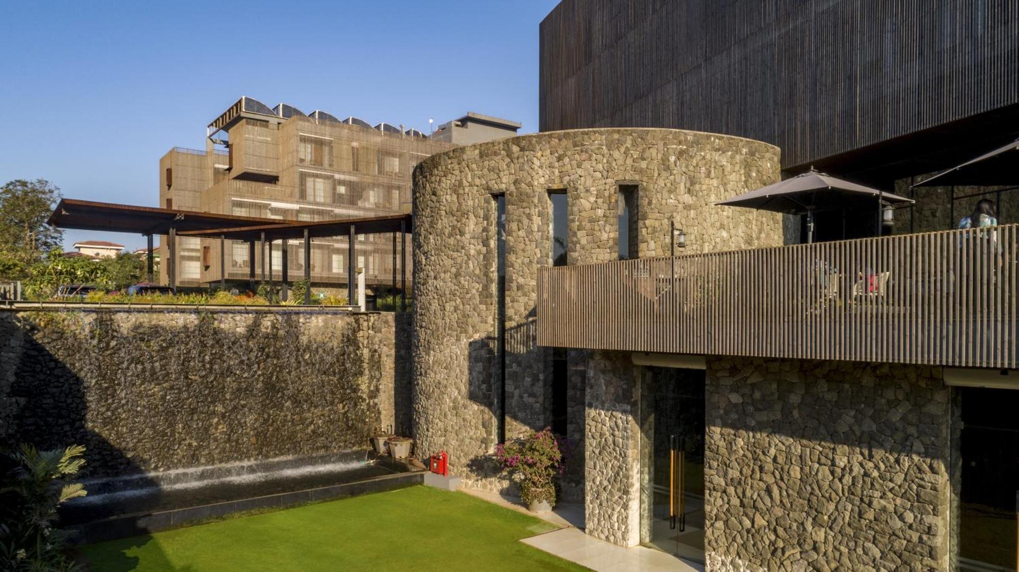 Radisson Resort And Spa Lonavala Extérieur photo The hotel's exterior