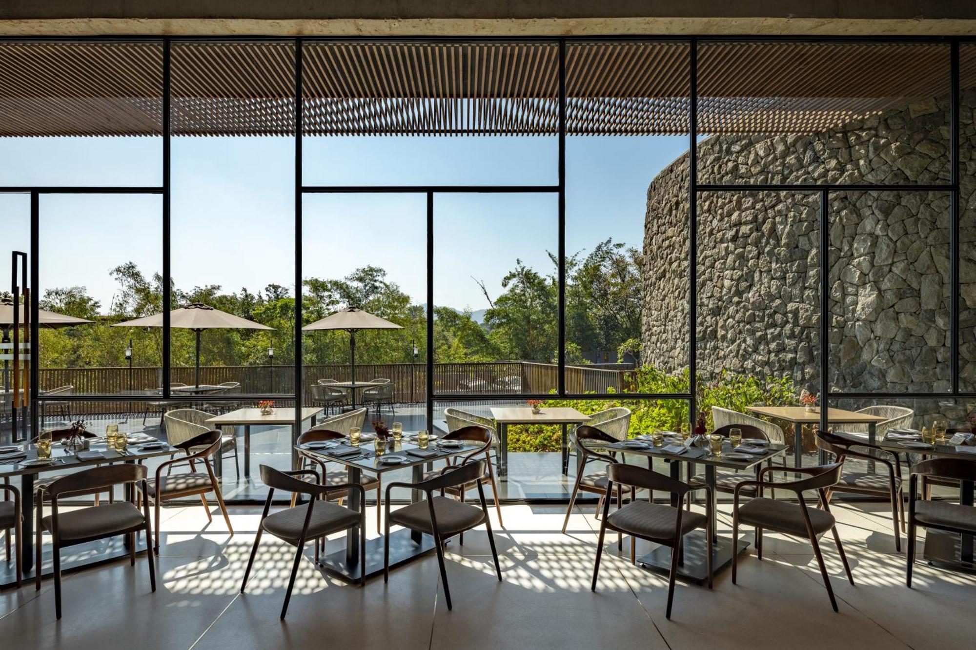 Radisson Resort And Spa Lonavala Extérieur photo Restaurant