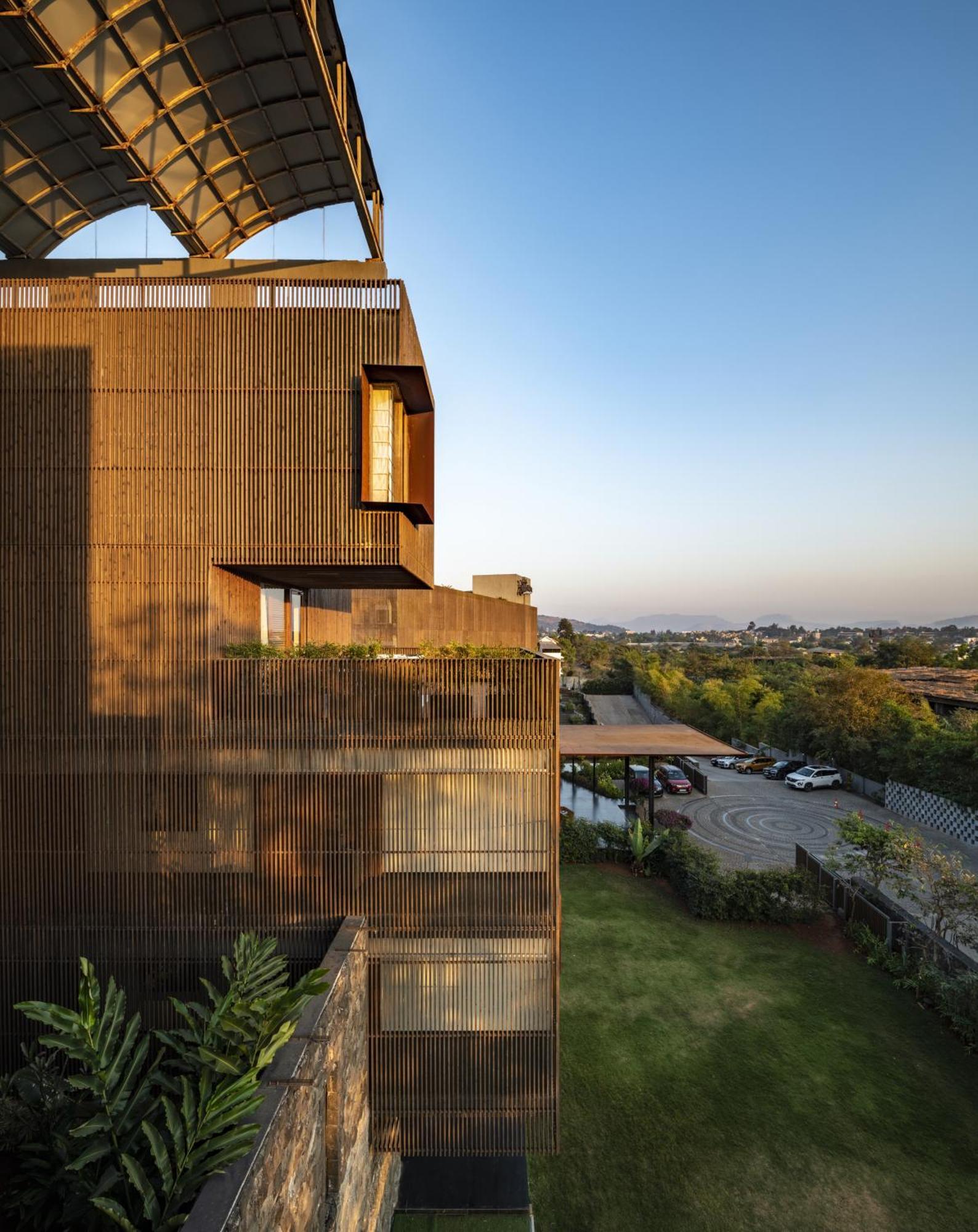 Radisson Resort And Spa Lonavala Extérieur photo The building's exterior