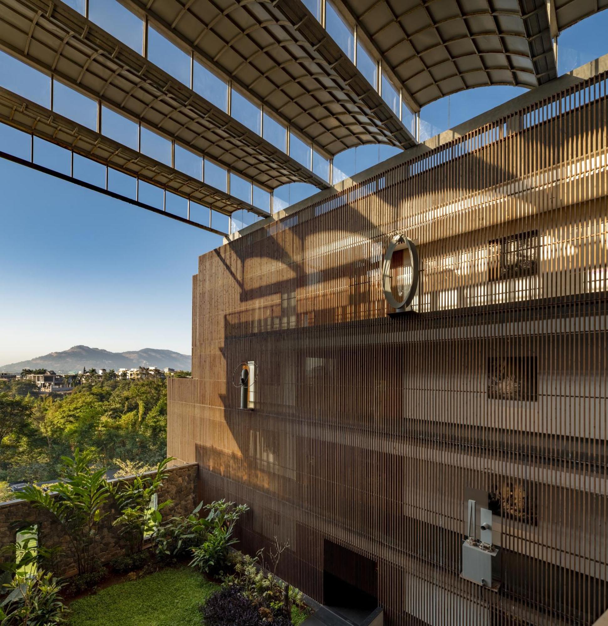 Radisson Resort And Spa Lonavala Extérieur photo The building's facade