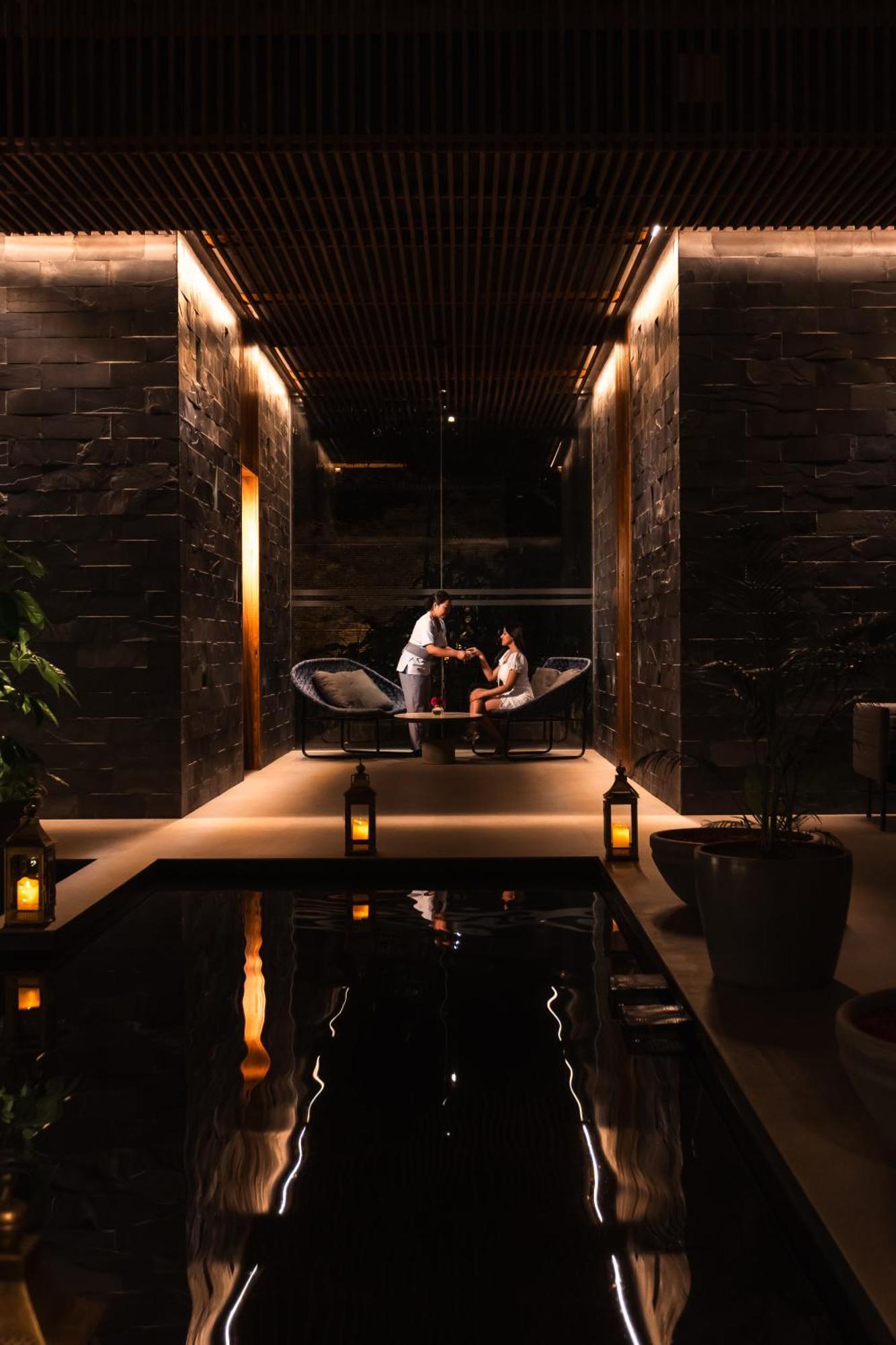 Radisson Resort And Spa Lonavala Extérieur photo The lobby of the hotel